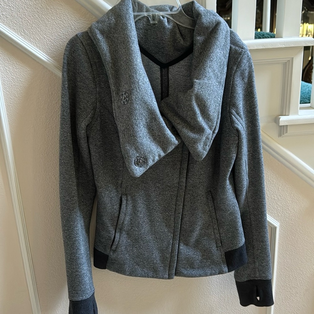 Lululemon jacket size 6